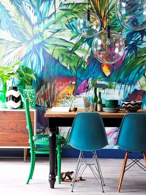 Décoration tropicale colorée Salle à manger avec papier peint tropical multicolore, table en bois massif et chaise bleues