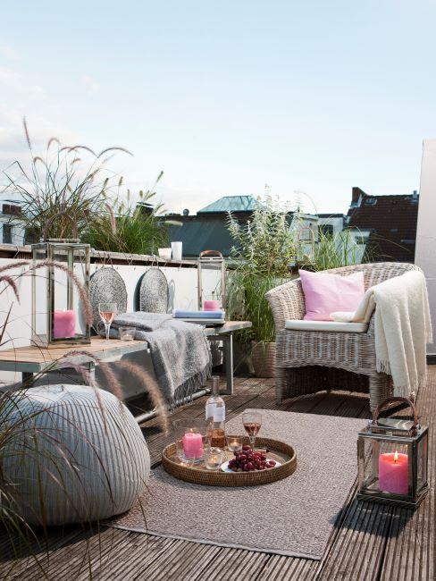 Tapis extérieur Balcon décoré des plantes, fauteuil avec plaids et coussins, un tapis crème par terre