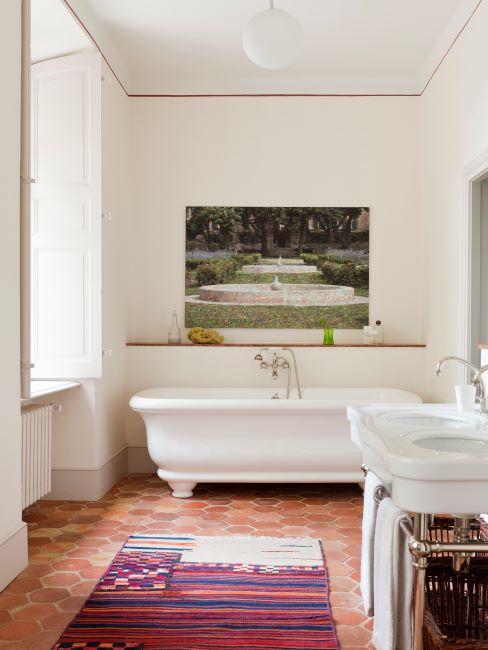 Carrelage de salle de bain Salle de bain blanche avec carrelage terracotta et tapis ethno