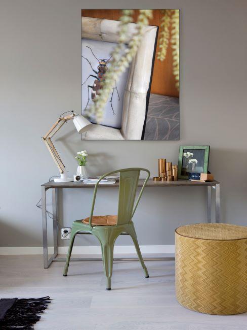 Chaise vintage en tôle Bureau en métal avec chaise verte en métal vintage et grand miroir rectangulaire