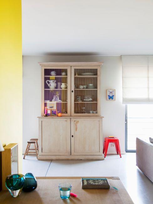 Buffet en bois Salon avec mur jaune, buffet en bois naturel clair et tabouret rouge