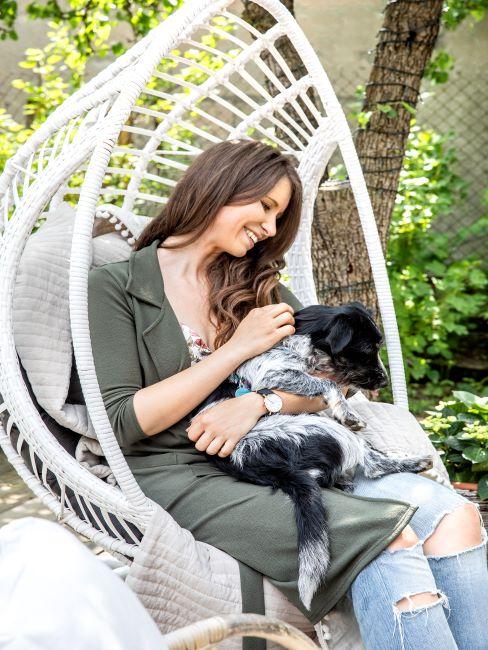 fauteuil suspendu – 3 Femme brune avec chien assis dans un fauteuil suspendu blanc