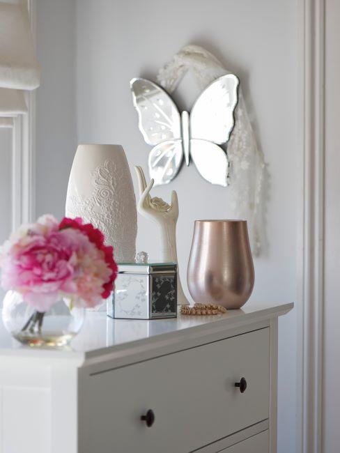 Boîte à bijoux Boite a bijoux en verre miroir sur commode blanche avec vases et papillon mural decoratifs