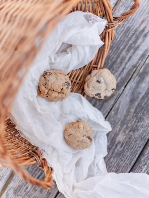 laura-ohlman-KHNzn9YGm3Q-unsplash Panier en osier avec cookies faits maisons