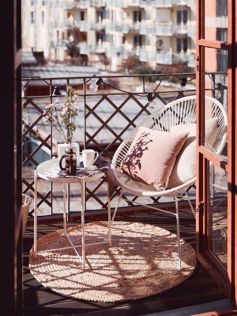 Pâques confinement Table et fauteuil sur une petite terrasse urbaine