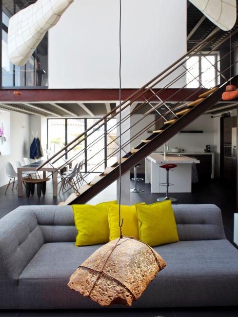Mezzanine Salon avec escalier menant vers une mezzanine