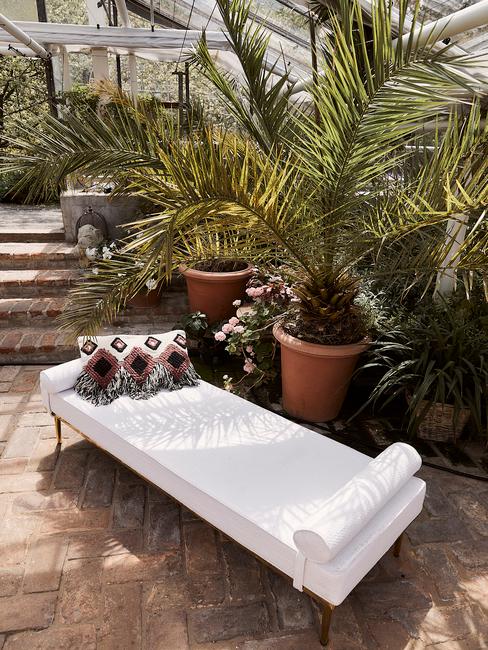 190514_WWLaunch_Event_0527 Terasse avec méridienne blanche et plantes en pots