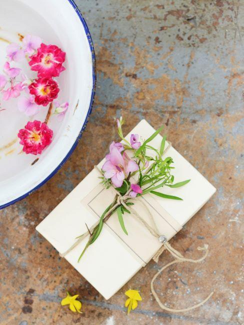 Cadeaux pour les parents Cadeau decore de fleurs et bol rustique avec de l'eau et des fleurs