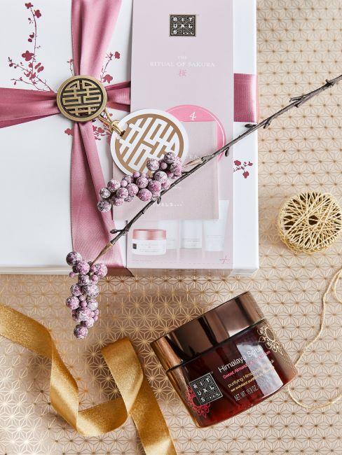 cadeaux pour femmes pot de creme a cote d une boite decorative rose et beige