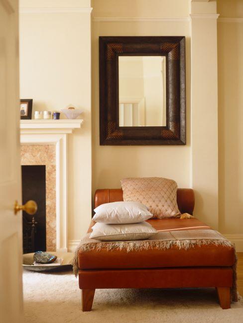 Brun – 1 Salon couleur beige avec chaise longue brune et grand miroir en bois