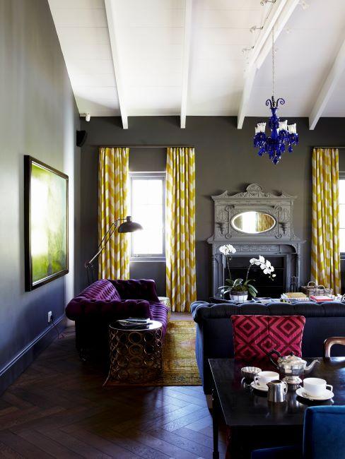 couleurs-tendance salon murs gris fonce avec touches dorees et violetes