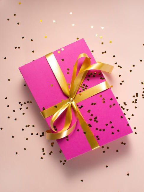 Idée cadeau DIY cadeau rose avec ruban et paillettes dores