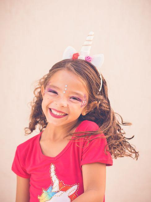 maquillage pour enfants petite fille avec maquillage tons roses