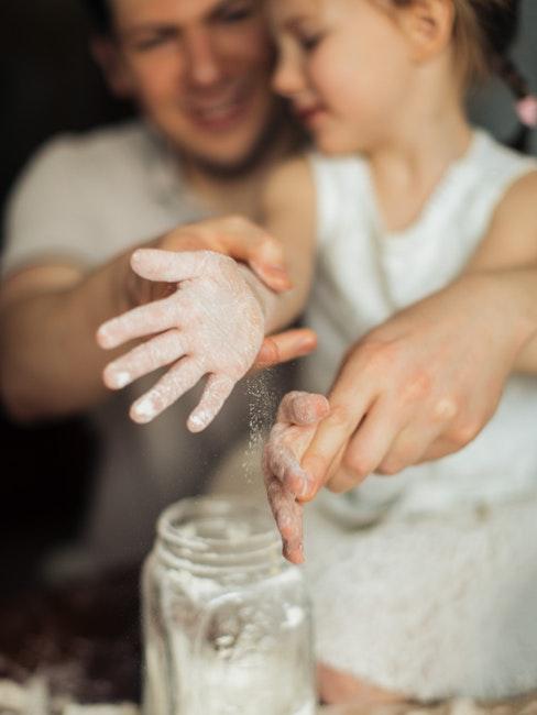 Pâte à sel Petite fille avec papa jouant avec de la farine