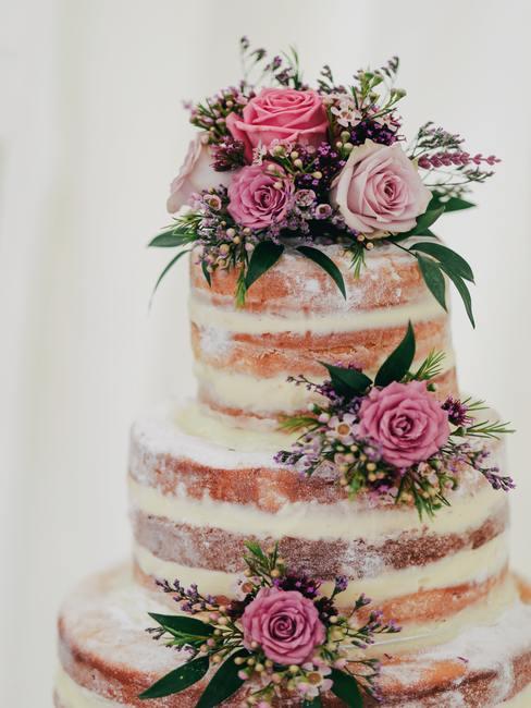 bruidstaart decoratie header Bruidstaart decoratie met natuurlijke taart met roze rozen