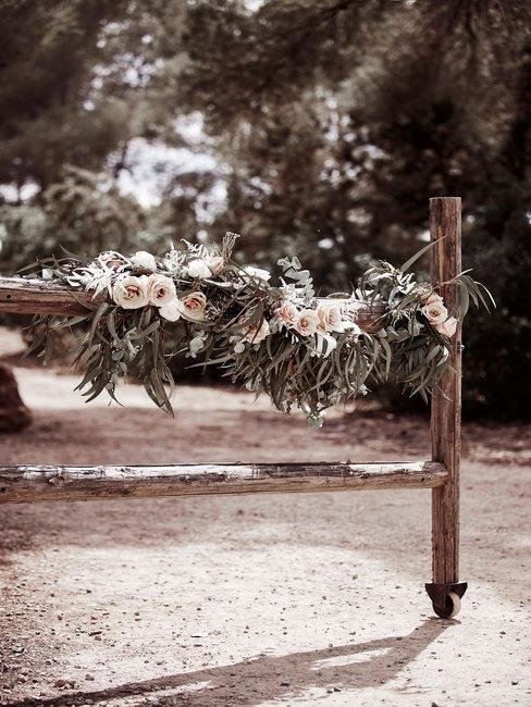 Trouwaccessoire header Houten hek met bloemen en trouwaccessoires