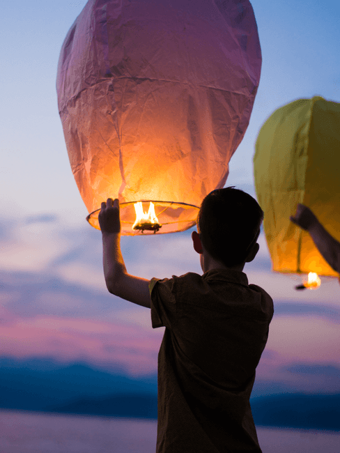 Lampion maken Jongen die een lantaarn vasthoudt