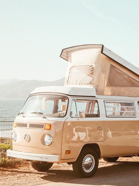 Kamperen Header Volkswagenbusje oude roze kleur met uitklapbaar dak om te slapen