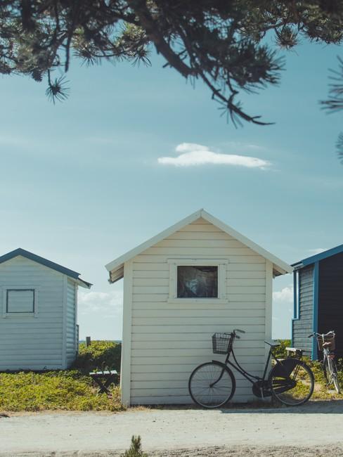 Tiny House 5 Kleine witte houten huisjes met fiets voor de deur
