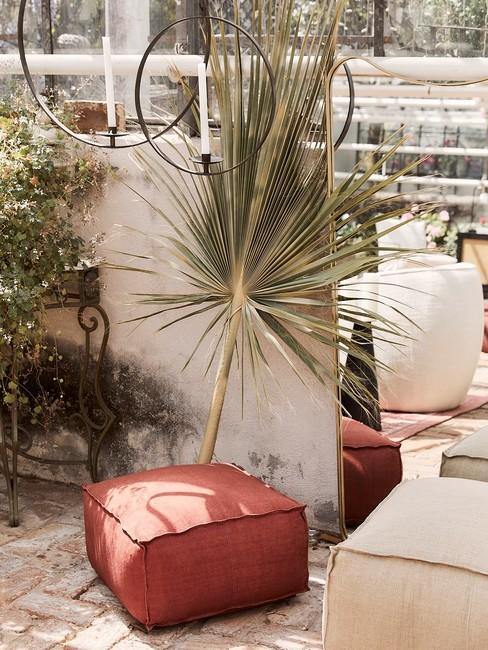 Klein balkon inrichten header Klein balkon inrichten in boho style met leren poef
