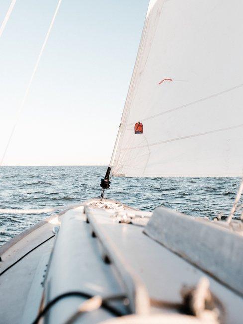 Header vakantie in Nederland Zeilboot op blauwe zee