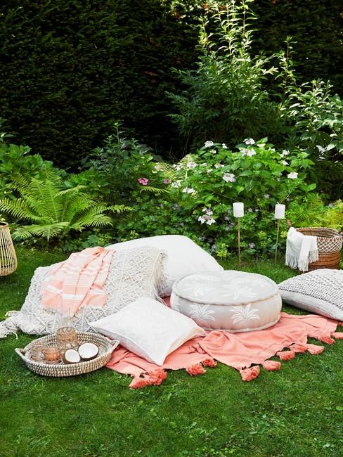 Skalniak przed domem Akcesoria do garden party ułożone przez skalniakiem