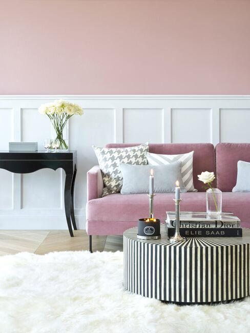 Różowa sofa i puszysty dywan w salonie
