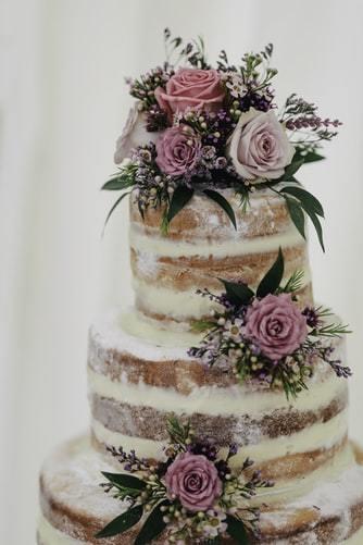 Tort weselny w stylu naked cake z kwiatami