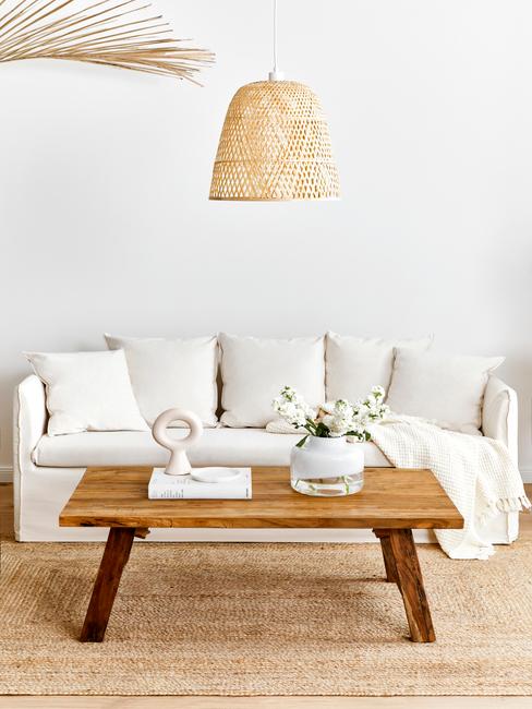 Sofa Mila Sofa Mila w salonie w stylu boho, z drewnianym stolikiem kawowym i dywanem z juty