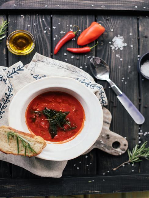 Gazpacho w białym talerzu