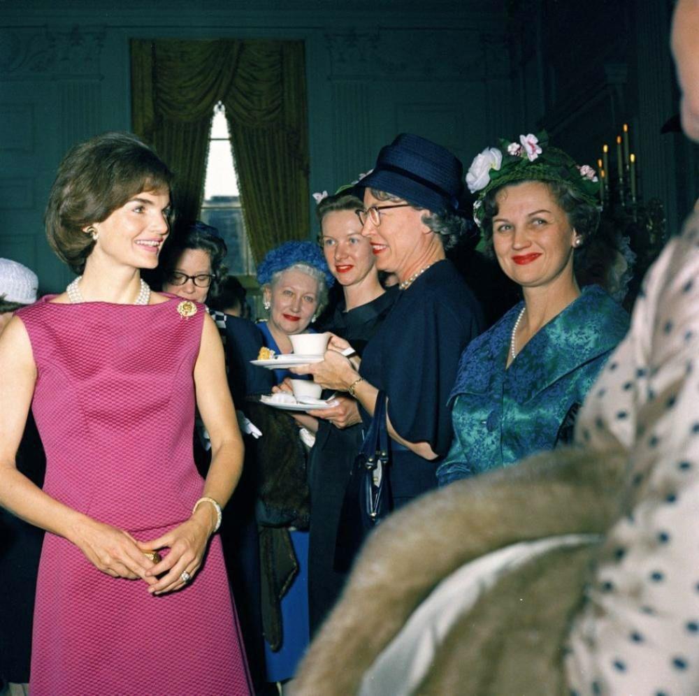 Dalani, Jacqueline Kennedy, American Glam Style, Visite Ufficiali in Tailleur Rosa, Collana di Perle Dalani, Jacqueline Kennedy, Style, Arte, Ispirazioni, Cinema, Passione, Moda, Casa, New York