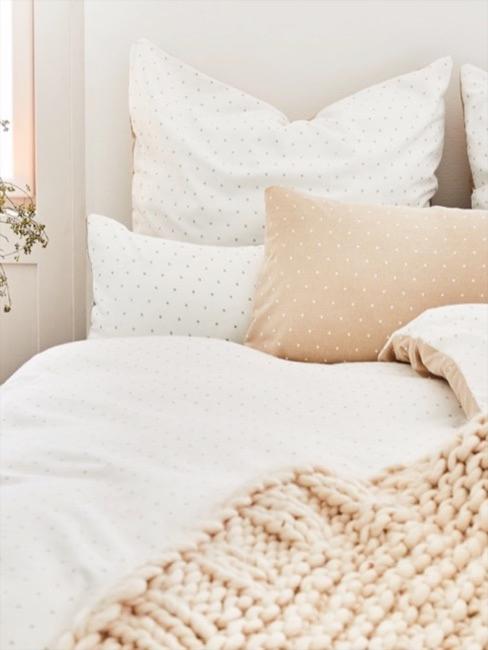 Chunky Knit Decke auf dem Bett als Tagesdecke