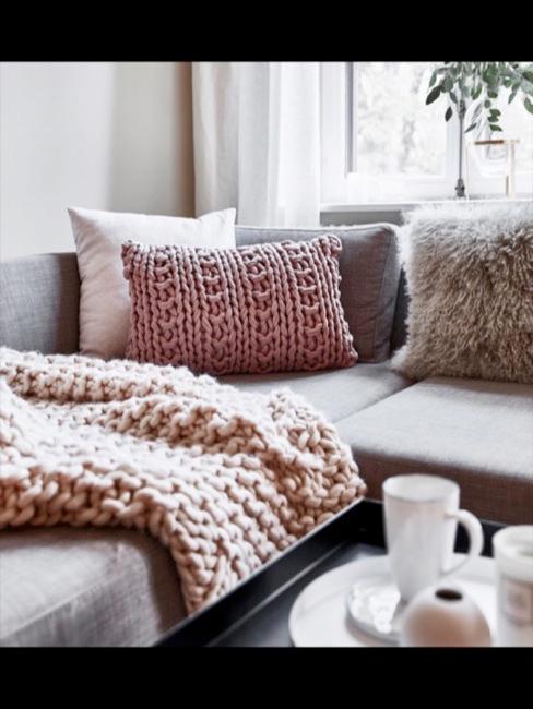 Pastell Chunky Knit Decke auf dem Sofa neben einem Chunky Knit Kissen