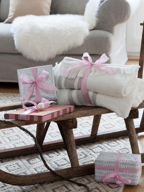 Deko Schlitten Deko Schlitten in Wohnzimmer mit Laterne, Büchern, Kerze und Kanne