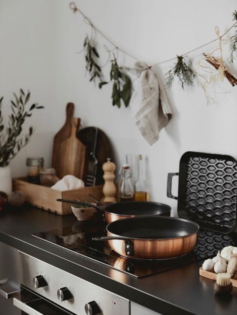 Nahaufnahme Küchendeko in Küchenische in Copper, Schwarz und Holz