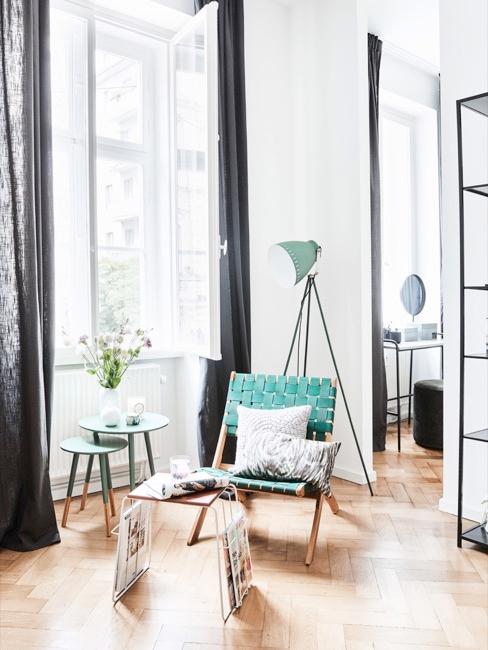 Sitzbereich vor großem Fenster im wohnzimmer