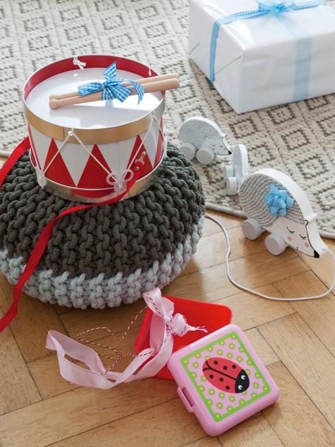 Ausgepackte Geschenke wie eine Trommel und eine Brotbox
