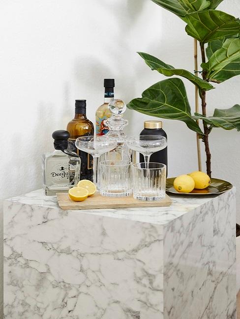 Cocktailgläser Kristall Cocktailgläser auf einem Beistelltisch
