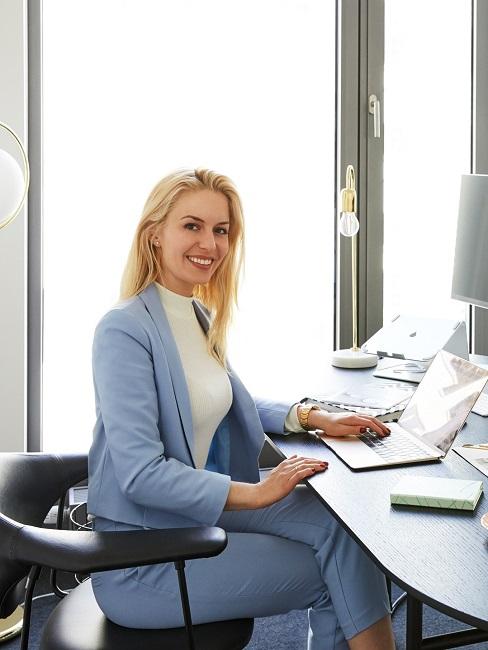 Delia im Office
