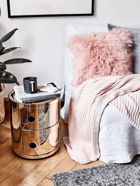Designermöbel Kartell Designer Nachttisch von Kartell in glänzendem Gold im Schlafzimmer
