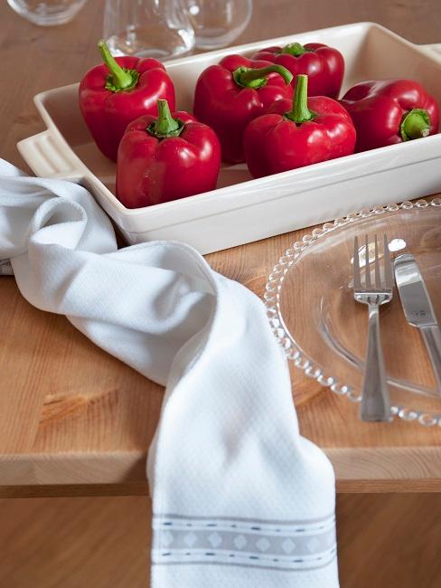 Brain Food Rote Paprika auf einem gedeckten Esstisch