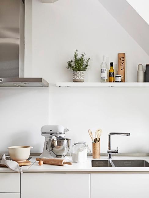 Piccola cucina Dettaglio di una piccola cucina in stile moderno bianca