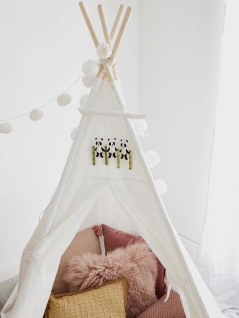 Babykamer inspiratie-1 Wit bed met een knus hoekje van roze kussens