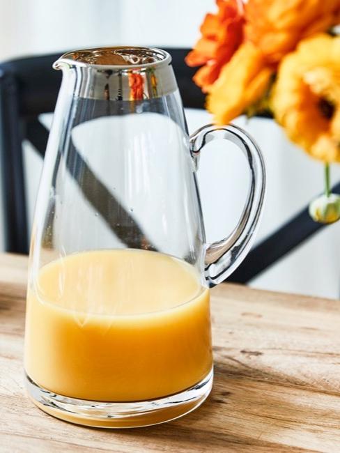 Frisch gepresste Säfte Orange Frisch gepresster Orangensaft in Karafffe