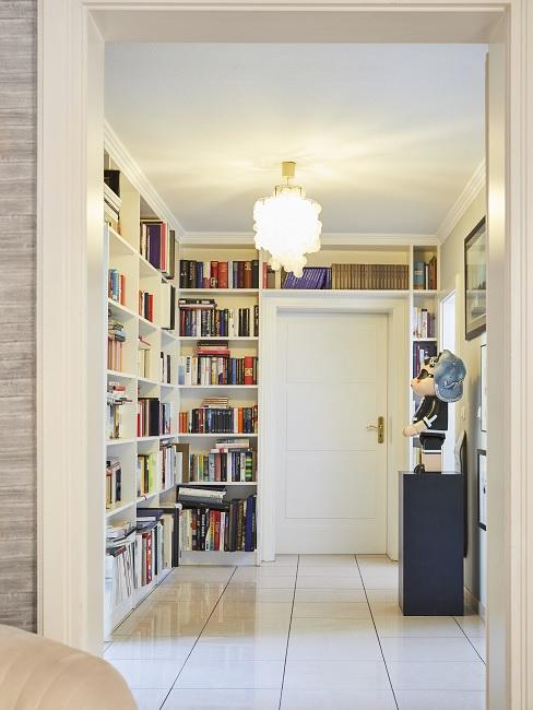 Bücherregal Ideen: Bücherwand im Flur