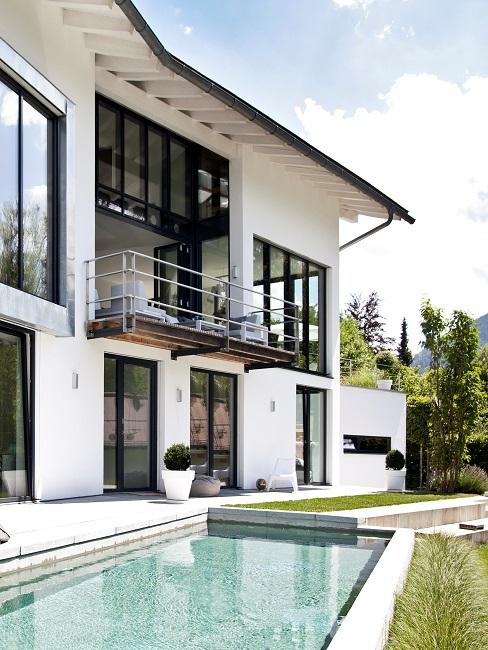 Luxus Garten Banner Luxus Haus in Weiß mit einem Pool und Luxus Garten