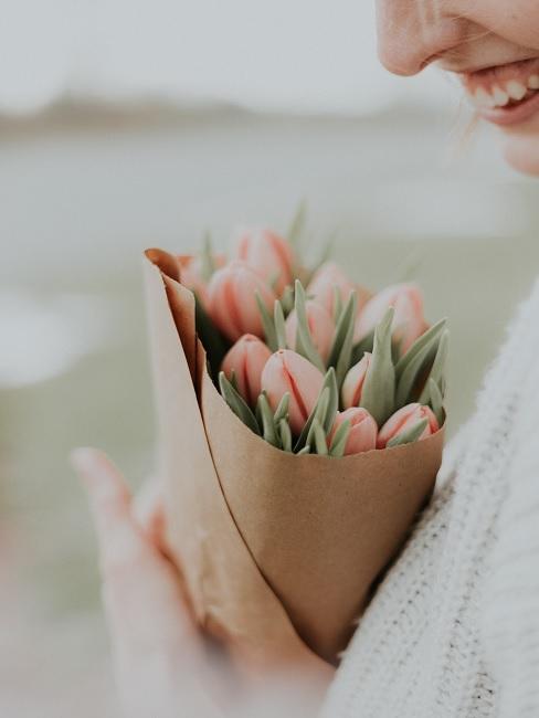Muttertag Sprüche Banner Frau mit Tulpenstrauß uin der Hand