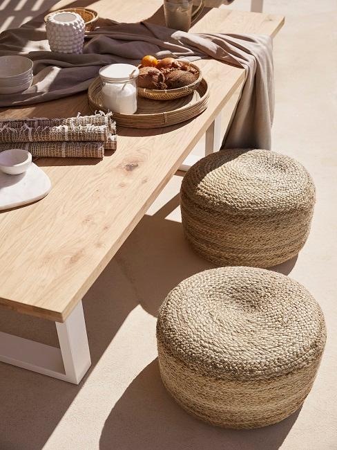Poufs aus Bast auf der Terrasse