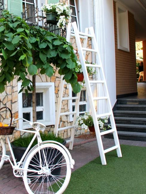 Escaleras-exteriores-banner escalera decorativa y bici blanca