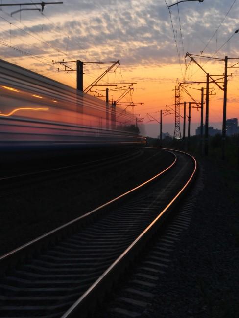 viajar-en-tren-banner tren viajando en atardecer